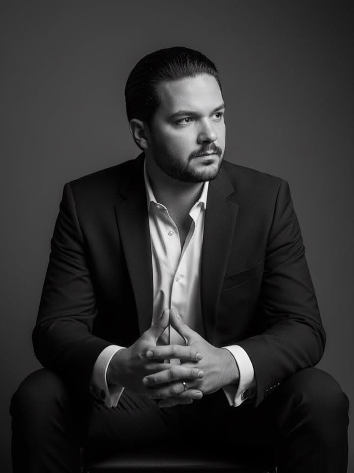 Dr. Matheus Bronzeado, advogado, em atendimento